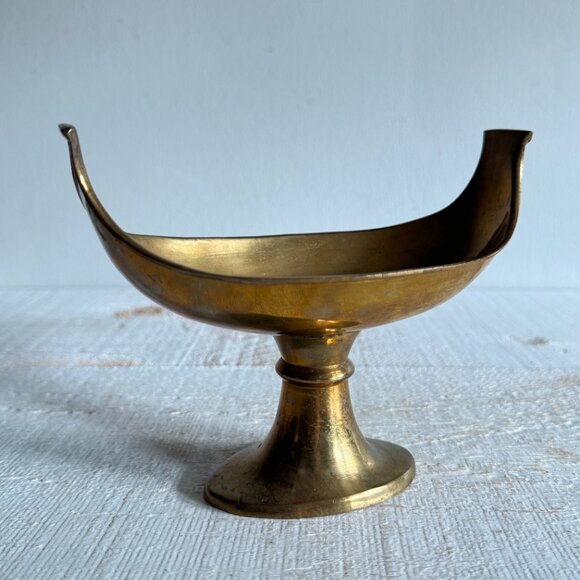 Small Vintage Brass Raised Decorative Swooped Bowl - Picture 2 of 11